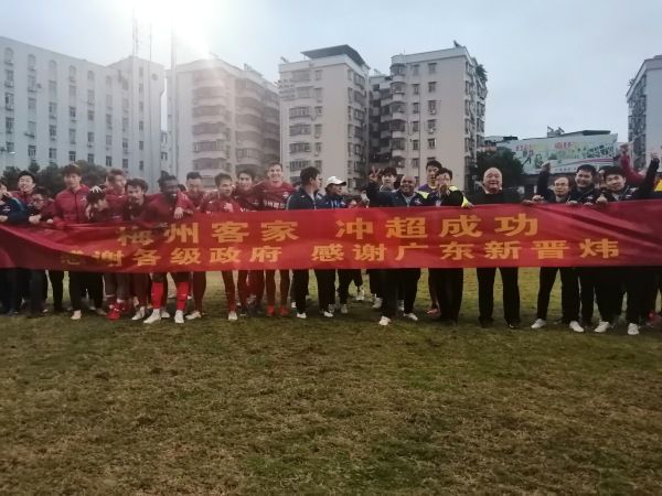 故事环绕上世纪90年月洛杉矶少年史蒂夫（苏基克饰）与他的滑板、冲浪伴侣们的糊口睁开。沃特斯顿将扮演史蒂夫的单亲妈妈，赫奇斯扮演史蒂夫的哥哥。影片今朝正在拍摄中。